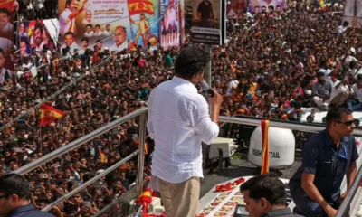 তামিলনাড়ুর করুর জেলায় মর্মান্তিক পদপিষ্টে মৃত্যু হয়েছে ৪১ জন মানুষের। এই ঘটনার জেরে এক দিকে জনমনে ক্ষোভ, অন্য দিকে রাজনীতিতে শুরু হয়েছে চাপানউতর। ঘটনার কেন্দ্রবিন্দুতে রয়েছেন দক্ষিণী জনপ্রিয় অভিনেতা থলপতি বিজয় (Thalapathy Vijay), যিনি তাঁর নতুন রাজনৈতিক দল তামিলাগা ভেট্রি কাজ়গম (TVK)-এর হয়ে সেখানে ইভেন্ট (event) করেছিলেন। রাজ্যের শাসক দল ডিএমকে (DMK) এই ঘটনায় সরাসরি বিজয় ও তাঁর দলের গাফিলতির অভিযোগ তুলেছে। পুলিশ ইতিমধ্যেই টিভিকে-র তিন শীর্ষনেতার বিরুদ্ধে এফআইআর (FIR) দায়ের করেছে। যদিও বিজয় নিজে এখনো অভিযুক্ত নন, তবে প্রশ্ন উঠছে—তাঁকেও কি গ্রেফতার করা হতে পারে? এই বিষয়ে মুখ্যমন্ত্রী এমকে স্ট্যালিন (MK Stalin) বলেছেন, রাজনৈতিক দৃষ্টিভঙ্গিতে নয়, প্রশাসনিক সিদ্ধান্ত হবে তদন্ত কমিটির রিপোর্ট অনুযায়ী। অর্থাৎ, আপাতত অপেক্ষা আদালতের সিদ্ধান্তের। 👉 সিবিআই তদন্তের দাবি ঘটনায় ষড়যন্ত্রের অভিযোগ এনে টিভিকে সিবিআই (CBI) তদন্তের দাবি তুলেছে। একই দাবি জানাচ্ছেন তামিলনাড়ুর প্রাক্তন বিজেপি (BJP) সভাপতি কে. আন্নামালাইও (K Annamalai)। বিজেপির বর্তমান নেতৃত্ব এই ঘটনার জন্য ডিএমকে সরকারের অ্যাডমিনিস্ট্রেটিভ ফেইলিওর (administrative failure)-কেই দায়ী করেছে। টিভিকে ইতিমধ্যেই মাদ্রাজ হাইকোর্টে (Madras High Court) সিবিআই তদন্ত চেয়ে মামলা করেছে। আদালত সোমবার দুপুরে এই আবেদনের শুনানি করতে পারে। 👉 কী বলছে টিভিকে, কী বলছে পুলিশ? টিভিকে-র দাবি, হঠাৎ পাওয়ার কাট (power cut), পুলিশের লাঠিচার্জ (lathicharge), এবং পাথর ছোড়াছুড়ির কারণেই ভিড় উত্তেজিত হয়ে পড়ে এবং পদপিষ্টের ঘটনা ঘটে। পুলিশ অবশ্য এই দাবি মানেনি। পুলিশের বক্তব্য, বিজয়ের দেরিতে অনুষ্ঠানস্থলে পৌঁছনো এবং এক্সেস ভিড় (excess crowd)-এর জন্য এই ঘটনা ঘটে। 👉 বিজয়ের ভূমিকা ও বিতর্ক ঘটনার পরে বিজয় চেন্নাই ফিরে যান, যা নিয়ে বিতর্ক তৈরি হয়। অনেকেই বলেন, তিনি দায়িত্ব এড়িয়ে গেছেন। যদিও তিনি পরে ২০ লক্ষ টাকা করে ক্ষতিপূরণ ঘোষণা করেছেন মৃতদের পরিবারকে। রবিবার সন্ধ্যায় করুর যাওয়ার কথা ছিল তাঁর, কিন্তু ল অ্যান্ড অর্ডার (law and order) পরিস্থিতির কথা বলে তাঁকে না যাওয়ার অনুরোধ করে সরকার। 👉 রাজনীতি ও ভবিষ্যৎ বিজয় নতুন রাজনৈতিক দল তৈরি করে সরাসরি ডিএমকে এবং বিজেপিকে আক্রমণ করে চলেছেন। তাঁর উত্থান রাজ্যে একটি নতুন রাজনৈতিক সমীকরণ তৈরি করছে। রাজনৈতিক মহলের মতে, এখনই বিজয়কে গ্রেফতার করলে জনগণের সহানুভূতি তাঁর দিকে চলে যেতে পারে—এই আশঙ্কায় তড়িঘড়ি পদক্ষেপ নিতে চাইছে না সরকার। আপাতত অপেক্ষা করা হচ্ছে আদালতের নির্দেশের।