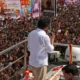 তামিলনাড়ুর করুর জেলায় মর্মান্তিক পদপিষ্টে মৃত্যু হয়েছে ৪১ জন মানুষের। এই ঘটনার জেরে এক দিকে জনমনে ক্ষোভ, অন্য দিকে রাজনীতিতে শুরু হয়েছে চাপানউতর। ঘটনার কেন্দ্রবিন্দুতে রয়েছেন দক্ষিণী জনপ্রিয় অভিনেতা থলপতি বিজয় (Thalapathy Vijay), যিনি তাঁর নতুন রাজনৈতিক দল তামিলাগা ভেট্রি কাজ়গম (TVK)-এর হয়ে সেখানে ইভেন্ট (event) করেছিলেন। রাজ্যের শাসক দল ডিএমকে (DMK) এই ঘটনায় সরাসরি বিজয় ও তাঁর দলের গাফিলতির অভিযোগ তুলেছে। পুলিশ ইতিমধ্যেই টিভিকে-র তিন শীর্ষনেতার বিরুদ্ধে এফআইআর (FIR) দায়ের করেছে। যদিও বিজয় নিজে এখনো অভিযুক্ত নন, তবে প্রশ্ন উঠছে—তাঁকেও কি গ্রেফতার করা হতে পারে? এই বিষয়ে মুখ্যমন্ত্রী এমকে স্ট্যালিন (MK Stalin) বলেছেন, রাজনৈতিক দৃষ্টিভঙ্গিতে নয়, প্রশাসনিক সিদ্ধান্ত হবে তদন্ত কমিটির রিপোর্ট অনুযায়ী। অর্থাৎ, আপাতত অপেক্ষা আদালতের সিদ্ধান্তের। 👉 সিবিআই তদন্তের দাবি ঘটনায় ষড়যন্ত্রের অভিযোগ এনে টিভিকে সিবিআই (CBI) তদন্তের দাবি তুলেছে। একই দাবি জানাচ্ছেন তামিলনাড়ুর প্রাক্তন বিজেপি (BJP) সভাপতি কে. আন্নামালাইও (K Annamalai)। বিজেপির বর্তমান নেতৃত্ব এই ঘটনার জন্য ডিএমকে সরকারের অ্যাডমিনিস্ট্রেটিভ ফেইলিওর (administrative failure)-কেই দায়ী করেছে। টিভিকে ইতিমধ্যেই মাদ্রাজ হাইকোর্টে (Madras High Court) সিবিআই তদন্ত চেয়ে মামলা করেছে। আদালত সোমবার দুপুরে এই আবেদনের শুনানি করতে পারে। 👉 কী বলছে টিভিকে, কী বলছে পুলিশ? টিভিকে-র দাবি, হঠাৎ পাওয়ার কাট (power cut), পুলিশের লাঠিচার্জ (lathicharge), এবং পাথর ছোড়াছুড়ির কারণেই ভিড় উত্তেজিত হয়ে পড়ে এবং পদপিষ্টের ঘটনা ঘটে। পুলিশ অবশ্য এই দাবি মানেনি। পুলিশের বক্তব্য, বিজয়ের দেরিতে অনুষ্ঠানস্থলে পৌঁছনো এবং এক্সেস ভিড় (excess crowd)-এর জন্য এই ঘটনা ঘটে। 👉 বিজয়ের ভূমিকা ও বিতর্ক ঘটনার পরে বিজয় চেন্নাই ফিরে যান, যা নিয়ে বিতর্ক তৈরি হয়। অনেকেই বলেন, তিনি দায়িত্ব এড়িয়ে গেছেন। যদিও তিনি পরে ২০ লক্ষ টাকা করে ক্ষতিপূরণ ঘোষণা করেছেন মৃতদের পরিবারকে। রবিবার সন্ধ্যায় করুর যাওয়ার কথা ছিল তাঁর, কিন্তু ল অ্যান্ড অর্ডার (law and order) পরিস্থিতির কথা বলে তাঁকে না যাওয়ার অনুরোধ করে সরকার। 👉 রাজনীতি ও ভবিষ্যৎ বিজয় নতুন রাজনৈতিক দল তৈরি করে সরাসরি ডিএমকে এবং বিজেপিকে আক্রমণ করে চলেছেন। তাঁর উত্থান রাজ্যে একটি নতুন রাজনৈতিক সমীকরণ তৈরি করছে। রাজনৈতিক মহলের মতে, এখনই বিজয়কে গ্রেফতার করলে জনগণের সহানুভূতি তাঁর দিকে চলে যেতে পারে—এই আশঙ্কায় তড়িঘড়ি পদক্ষেপ নিতে চাইছে না সরকার। আপাতত অপেক্ষা করা হচ্ছে আদালতের নির্দেশের।