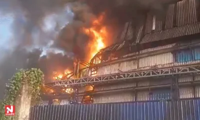 খড়দহে ভয়াবহ অগ্নিকাণ্ডে দাউদাউ করে জ্বলছে রঙের কারখানা। দমকলের ২০টি ইঞ্জিন আগুন নিয়ন্ত্রণে আনার চেষ্টা চালাচ্ছে, তবে হতাহতের খবর নেই।